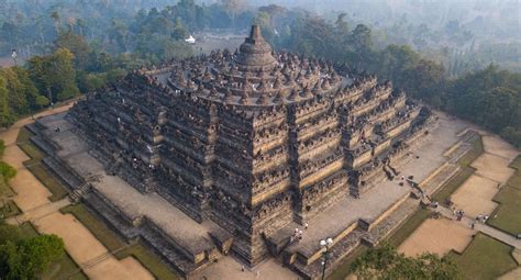  Borobudur-temppeli! Yksityiskohtainen buddhalainen reliefikuvaus ja mystisen mandalahierarkian paljastaminen