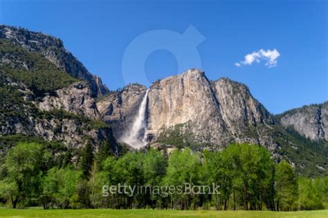 The Great Falls of Yosemite - Voimakkaat Vedenvirrat ja Lumoava Maisema!