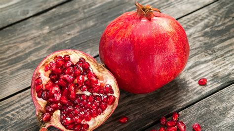 The Offering of Wine and Pomegranates - Kuvailevan symboliikan ja herkullisten sävyjen iloinen yhdistelmä!